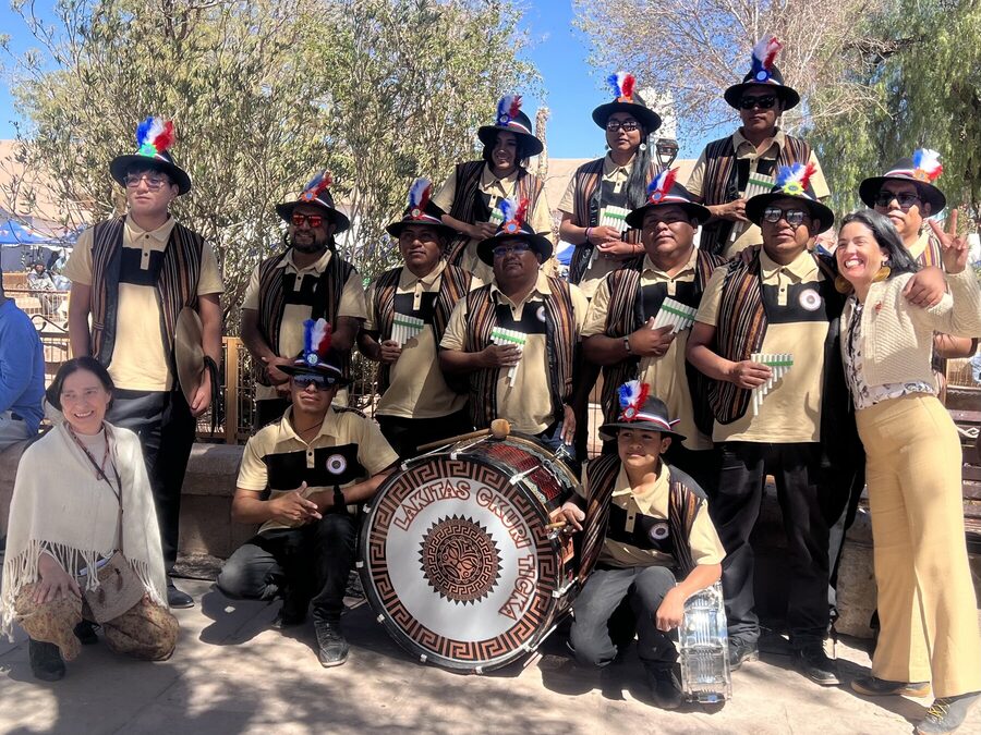 El grupo Lakitas Ckuri Ticka con sus instrumentos en la plaza