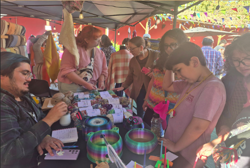 Participantes de un taller de hilado con vellones de lana sobre la mesa, durante el Festival de la Lana 2026